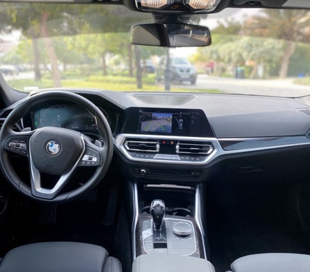 Huur BMW 330i 2020 in Dubai